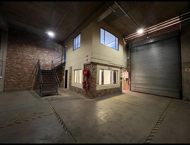 302M² WAREHOUSE TO LET IN LASER PARK